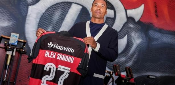 Flamengo renova com Alex Sandro até 2027