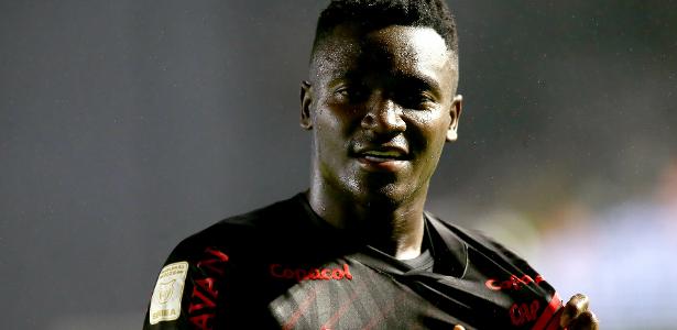 Athletico-PR derruba Santos e empurra para a zona de rebaixamento