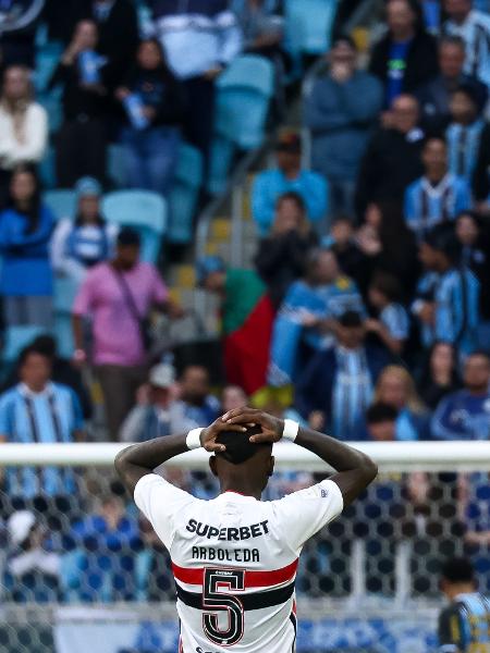 Arboleda, do São Paulo, lamenta durante derrota para o Grêmio, no Rio Grande do Sul