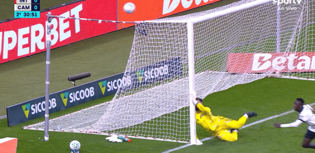 Goleiro do Inter bate cabeça na trave, e juiz aciona protocolo de concussão