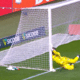 Goleiro do Inter bate cabe&ccedil;a na trave, e juiz aciona protocolo de concuss&atilde;o