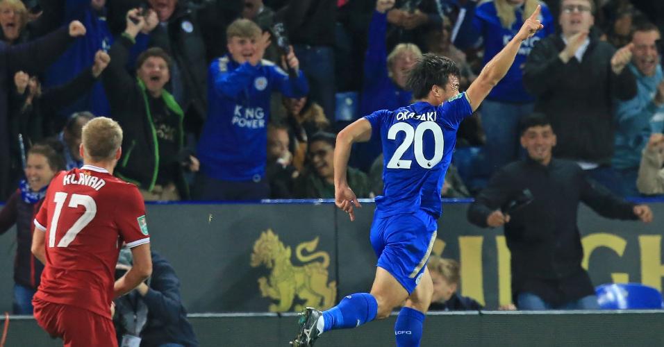Okazaki comemora gol marcado para o Leicester contra o Liverpool