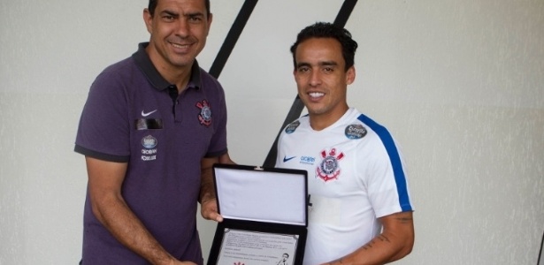 Meia recebeu placa do técnico Fábio Carille - Daniel Augusto Jr./Ag. Corinthians