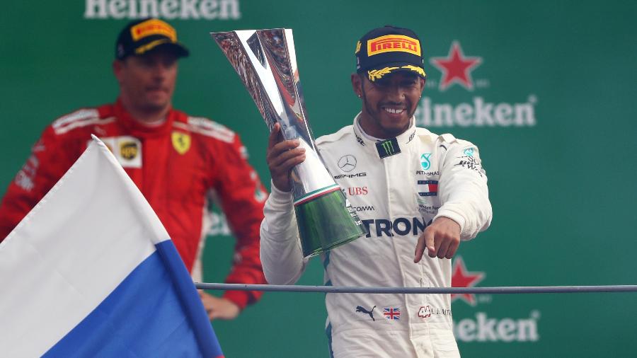 Hamilton troféu com Raikkonen ao fundo Mercedes Ferrari Monza - Dan Istitene/Getty Images