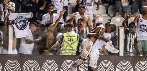Luiz Felipe comemorando gol do Santos com o uruguaio Carlos Sánchez na Vila Belmiro - Ivan Storti/Santos FC