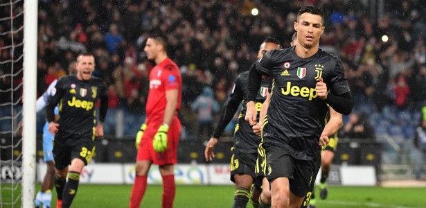 Cristiano Ronaldo comemora gol da virada da Juventus sobre a Lazio - Andreas SOLARO / AFP