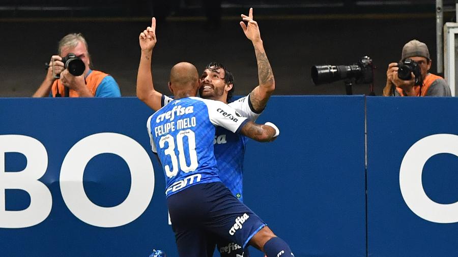 Ricardo Goulart e Felipe Melo comemoram gol do Palmeiras contra o Melgar - Nelson Almeida/AFP