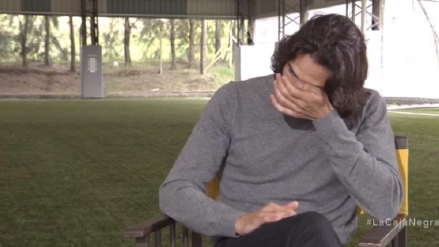 Cavani chora ao conceder entrevista para TV uruguaia - Reprodução