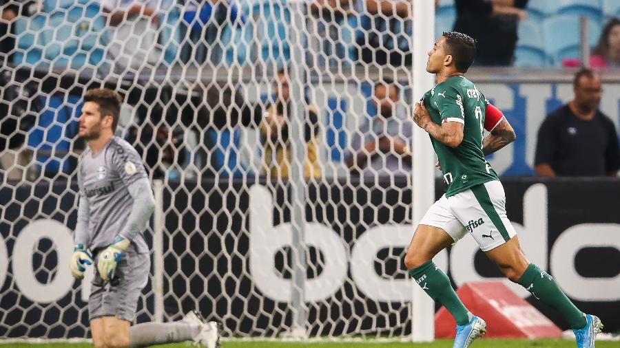 Dudu comemora gol contra o Grêmio no Brasileirão: bola na rede aos 14 minutos - Pedro H. Tesch/AGIF