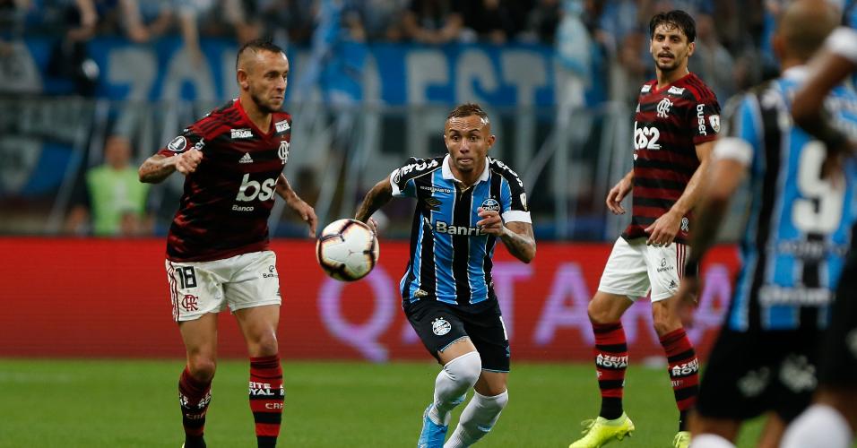 Rafinha e Everton, durante partida entre Grêmio e Flamengo