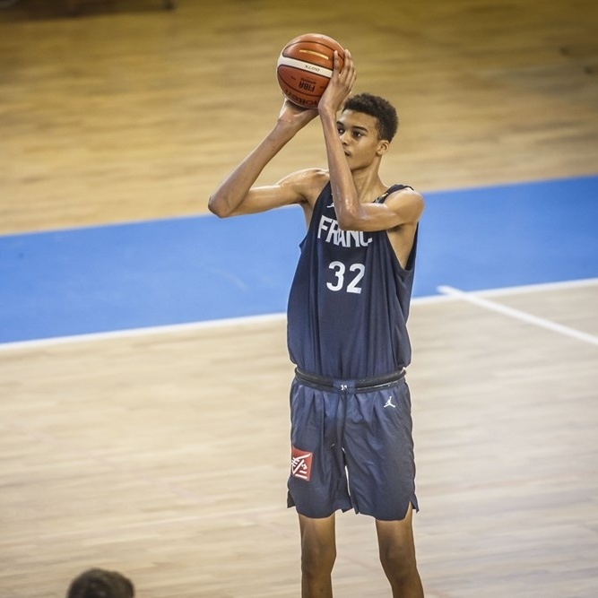 Diferença de altura entre jogador de basquete e esposa chama atenção e faz  sucesso na internet