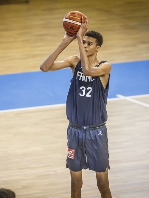 É francês, tem 18 anos, 2,23 metros e ainda nem chegou à NBA, mas