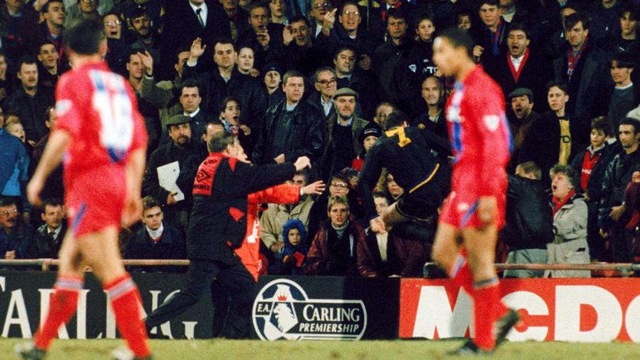 Eric Cantona, do Manchester United, dá voadora em torcedor do Crystal Palace - Steve Morton/EMPICS via Getty Images