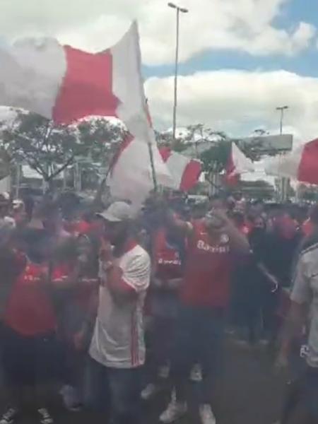 Torcida do Inter faz festa em embarque da delegação para São Paulo - Reprodução