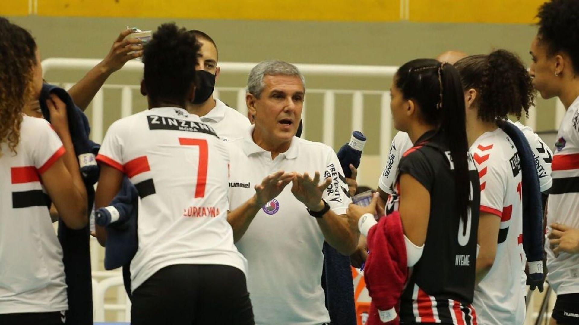 Zé Roberto Guimarães orienta o time do São Paulo/Barueri