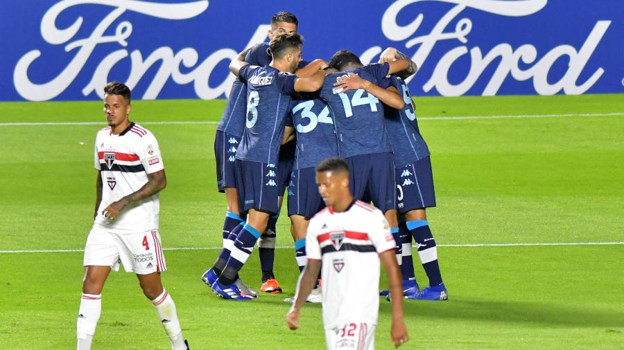 Jogadores do Racing comemoram gol de Novillo contra o São Paulo no Morumbi - EDUARDO CARMIM/AGÊNCIA O DIA/AGÊNCIA O DIA/ESTADÃO CONTEÚDO