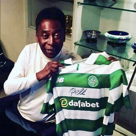 Pelé autografa camisa do Celtic  - Reprodução/Santos FC 