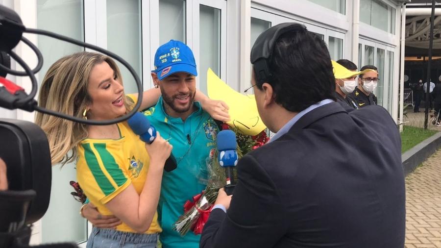 Neymar ganha buquê de flores após treinamento da seleção brasileira - Divulgação