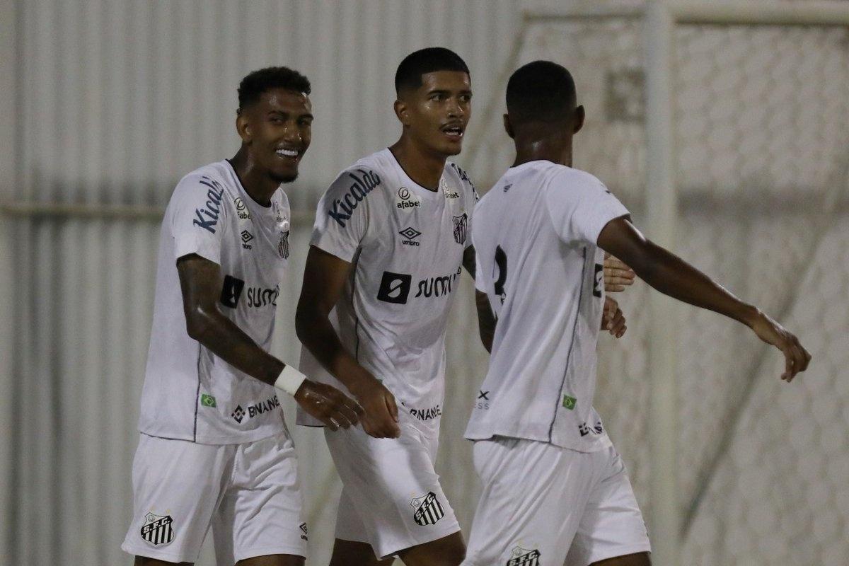 Jogadores do Santos comemoram gol de Lucas Barbosa contra o Fluminense, pelas oitavas de final da Copa SP
