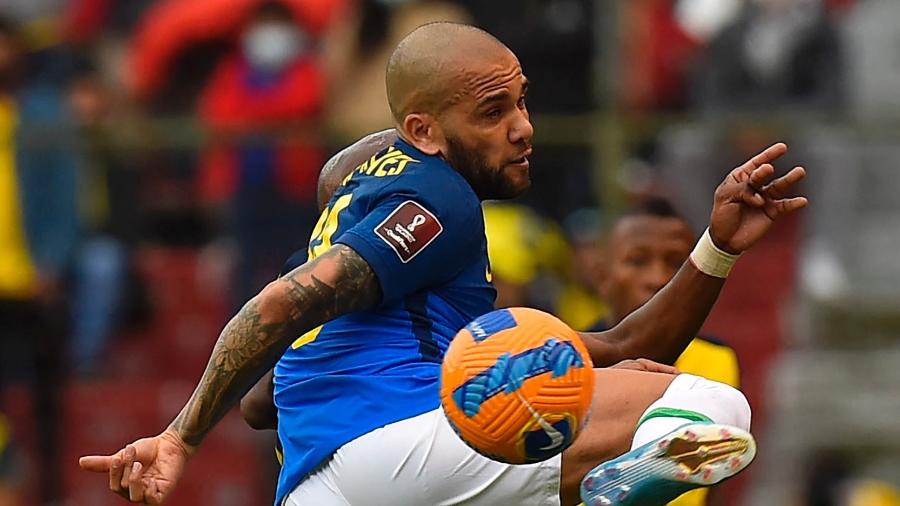 Daniel Alves disputa lance em Equador x Brasil - Rodrigo Buendia/AFP