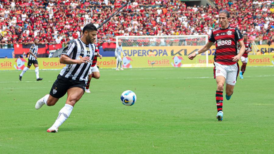 Hulk e Filipe Luis disputam lance pela Supercopa  -  LECO VIANA/THENEWS2/ESTADÃO CONTEÚDO