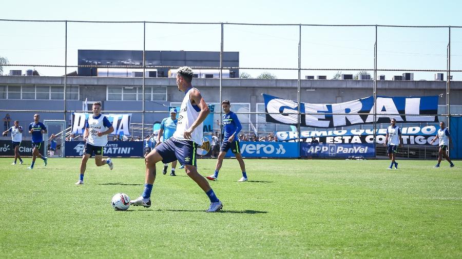 Torcida do Grêmio apoia o time antes de clássico Gre-Nal - Lucas Uebel/Gremio FBPA