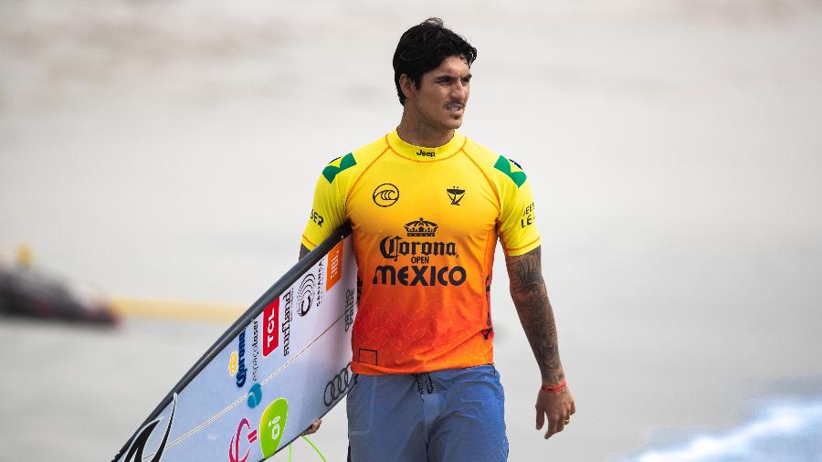 Gabriel Medina se prepara para entrar no mar em competição no México, em agosto de 2021 - Thiago Diz/World Surf League via Getty Images