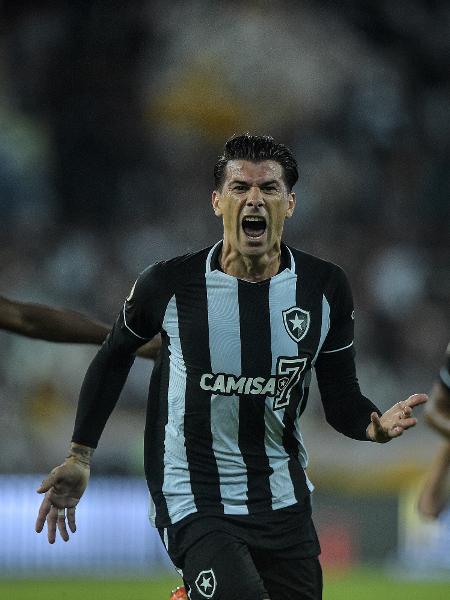 Victor Cuesta, do Botafogo, encontrou a paz após críticas no Inter - Thiago Ribeiro/AGIF