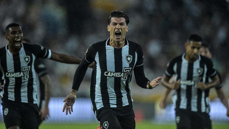 Victor Cuesta, do Botafogo, comemora gol contra o Goiás pelo Brasileirão - Thiago Ribeiro/AGIF