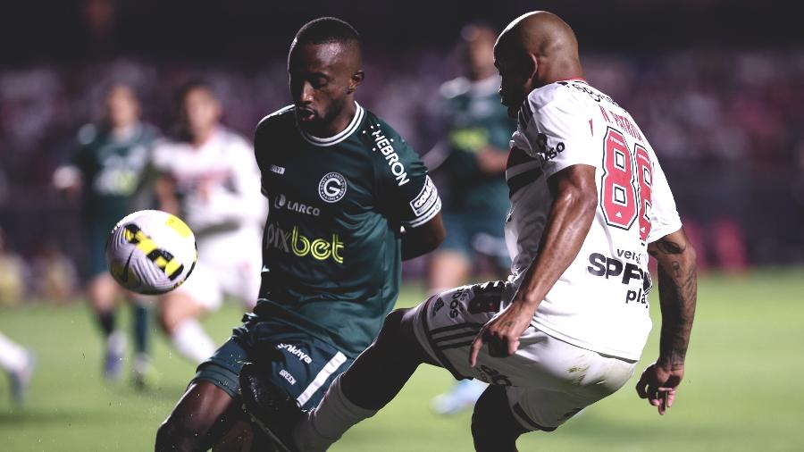 Patrick em ação com a camisa do São Paulo no duelo contra o Goiás, válido pelo Campeonato Brasileiro - Ettore Chiereguini/AGIF