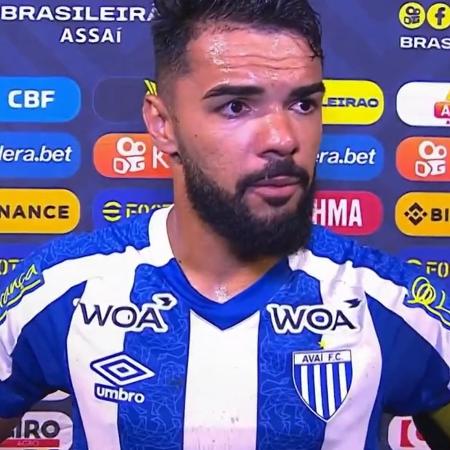 Raniele, jogador do Avaí, criticou Anderson Daronco após jogo contra o Fluminense - Reprodução