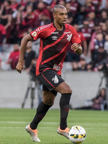 Fernandinho, do Athletico-PR, durante partida contra o São Paulo no Brasileirão - Robson Mafra/AGIF