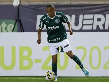 Jhon Jhon é testado em nova posição no Palmeiras após perder espaço no time