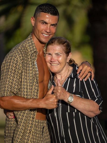 Cristiano Ronaldo ao lado de sua mãe Maria Dolores Aveiro - Reprodução