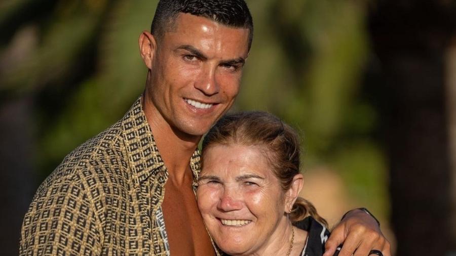 Maria Dolores Aveiro, mãe de Cristiano Ronaldo, afirma que o jornal português ataca constantemente ela e a sua família - Reprodução