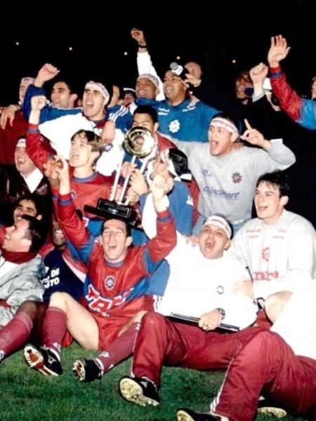 Jogadores do Caxias comemoram o título do Gauchão de 2000 - Divulgação/SER Caxias