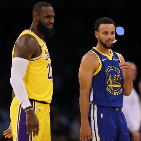 LeBron James e Stephen Curry durante jogo entre Los Angeles Lakers e Golden State Warriors