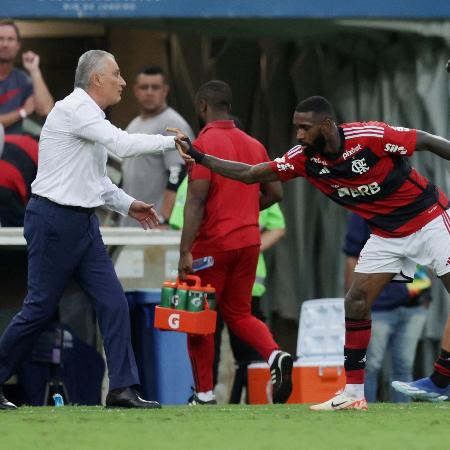 Gerson, do Flamengo, cumprimenta o técnico Tite após marcar gol em jogo contra o Vasco pelo Campeonato Brasileiro - REUTERS/Ricardo Moraes