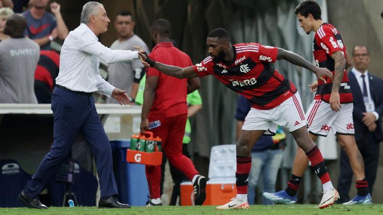 Gerson, do Flamengo, cumprimenta o técnico Tite após marcar gol em jogo contra o Vasco pelo Campeonato Brasileiro