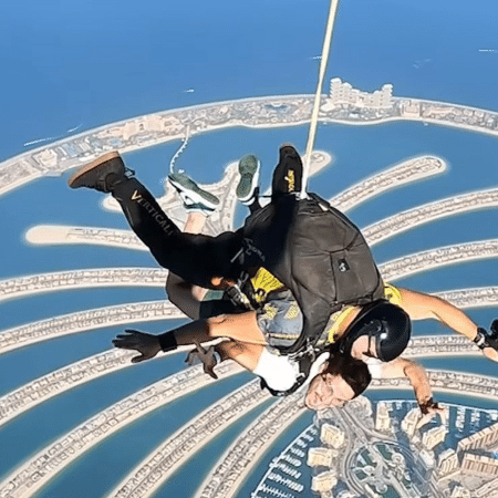 Raphael Veiga pula de paraquedas em Dubai