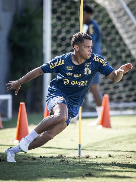 Sandry em ação em treino do Santos no CT Rei Pelé - Raul Baretta/ Santos FC