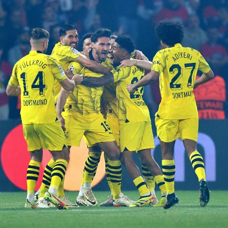 Mats Hummels comemora gol do Borussia Dortmund diante do PSG na Liga dos Campeões - Valerio Pennicino/UEFA via Getty Images