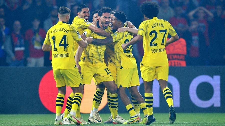 Mats Hummels comemora gol do Borussia Dortmund diante do PSG na Liga dos Campeões