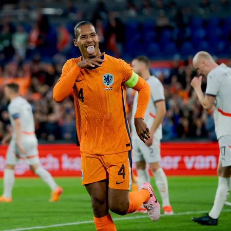 Van Dijk comemora gol marcado pela Holanda em amistoso contra a Islândia