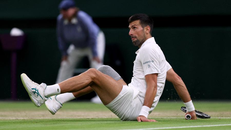 Novak Djokovic sofreu dois tombos no terceiro set