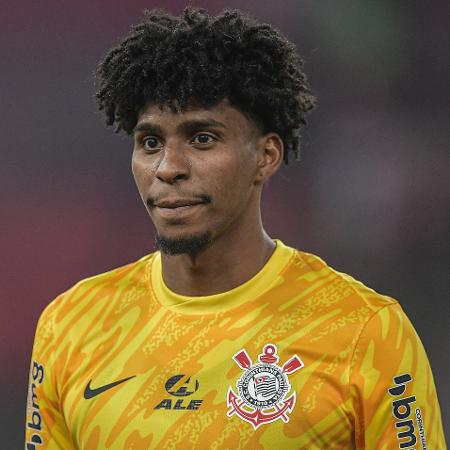 Hugo Souza em ação durante Flamengo x Corinthians, jogo da Copa do Brasil