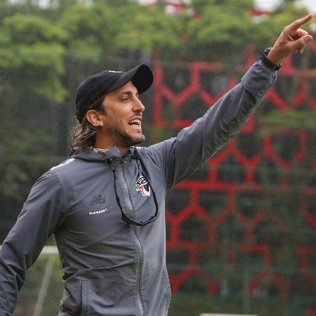 Técnico Luis Zubeldía durante treino do São Paulo