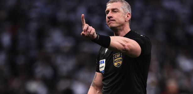 Vice do Flamengo critica Corinthians por não dar camisa a Daronco.