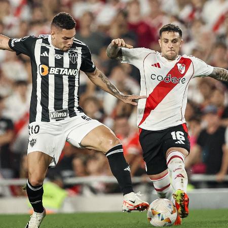 Paulinho tenta fazer a jogada durante River Plate x Atlético-MG, confronto da Libertadores