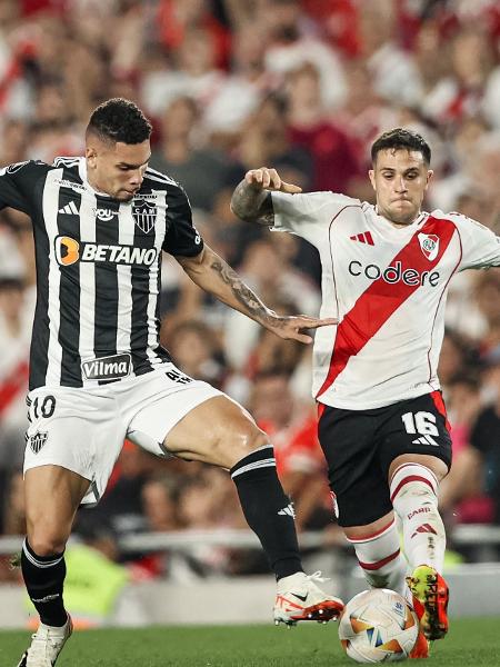 Paulinho tenta fazer a jogada durante River Plate x Atlético-MG, confronto da Libertadores